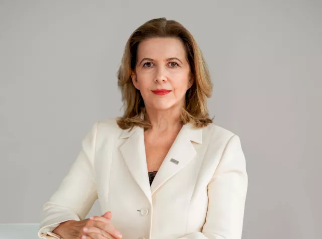 Headshot of Sophie Bellon dressed in white blazer, with short brown hair