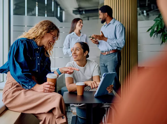 Colleagues in an office talking to eachother 