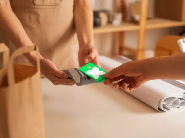 Someone using pluxee card to pay in bakery
