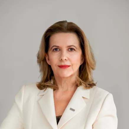 Headshot of Sophie Bellon dressed in white blazer, with short brown hair